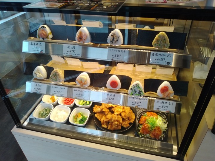 吉野家ホールディングス （9861）【株主優待利用】から揚げ専門店　でいからで「おにカラセット(炙り鮭、鯖と大葉のおにぎり)」を注文！