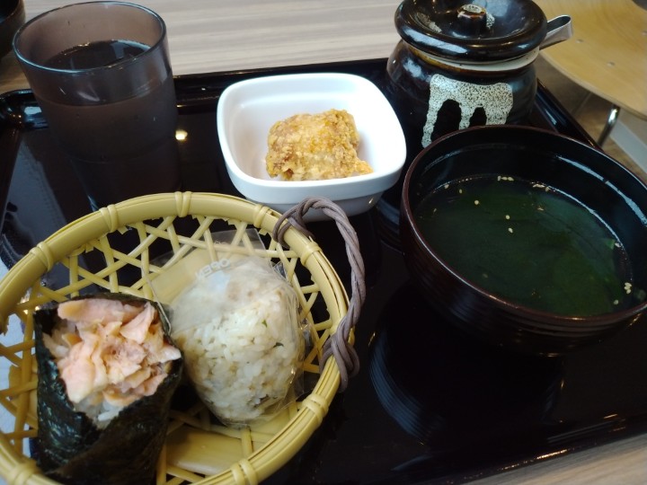 吉野家ホールディングス （9861）【株主優待利用】から揚げ専門店　でいからで「おにカラセット(炙り鮭、鯖と大葉のおにぎり)」を注文！