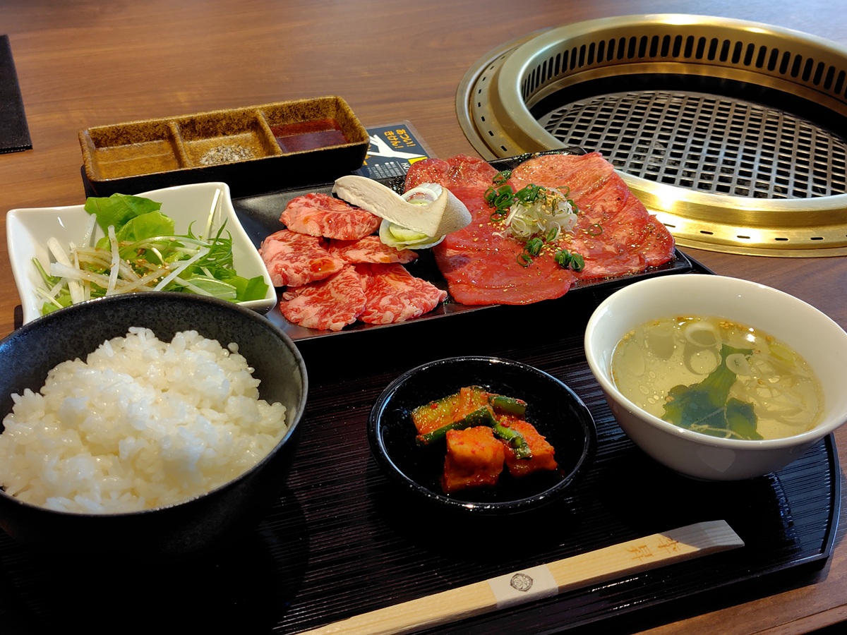 ホットランド(3196)【株主優待利用】李昇で黒毛和牛上カルビ&牛タン定食、杏仁豆腐!