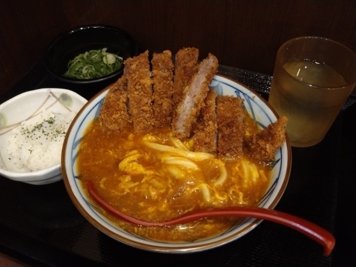 トリドールHD(3397)【株主優待利用】丸亀製麵で「牛カツトマたまカレーうどん」を注文！