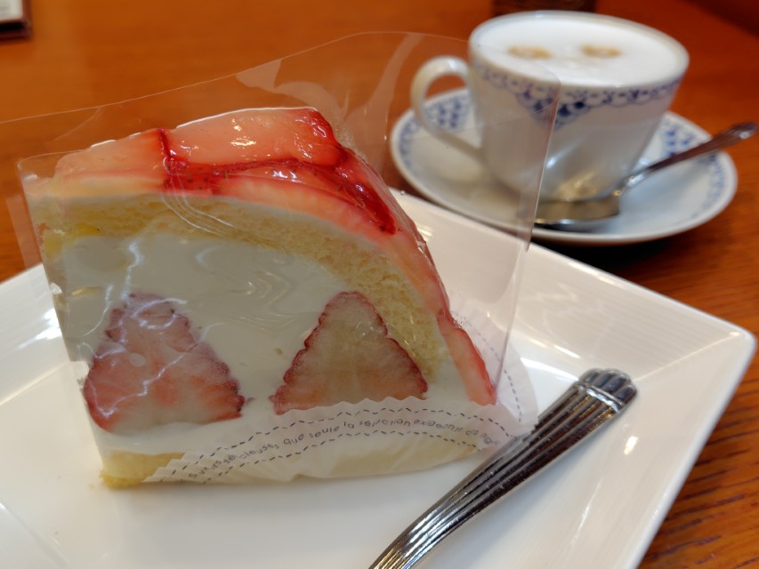 東和フードサービス (3329)【株主優待利用】ダッキーダックで大粒牡蠣のマカロニグラタン、スカイベリーのズコット、カフェラテを注文!