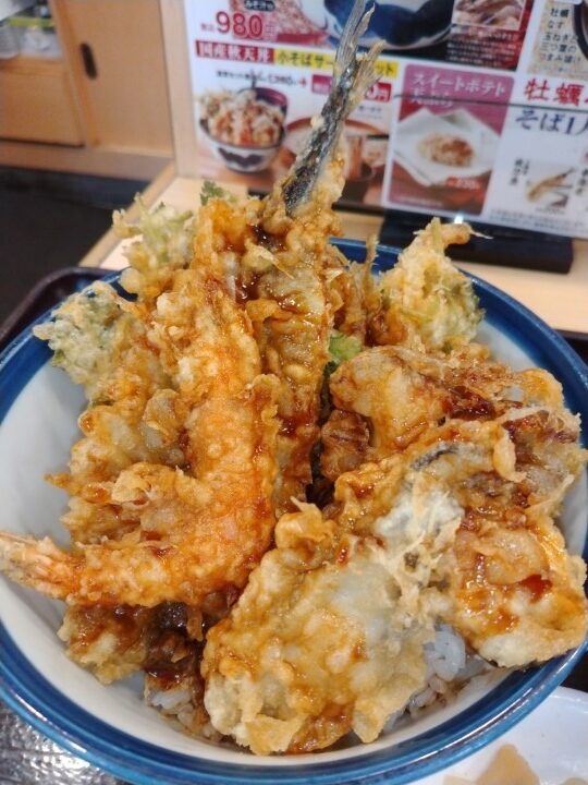 ロイヤルホールディングス(8179)【株主優待利用】てんやで「国産秋天丼」を注文！秋刀魚、牡蠣、幸海老、まいたけ、玉ねぎと三つ葉のつまみ揚げ入り！