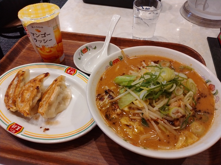 王将フードサービス (9936)【株主優待利用】餃子の王将で焦がしニンニク味噌ラーメン・餃子3個・マンゴーラッシーを注文！