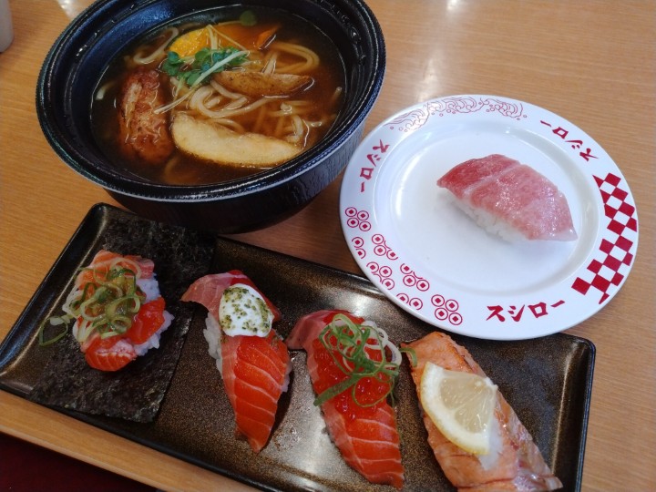 FOOD & LIFE COMPANIES(3563)【株主優待利用】スシローで「国産生サーモンづくし4種盛り、本鮪大とろ、スパイス香るスープカレーラーメン、クッキーアイスのコーヒードルチェ」を注文！