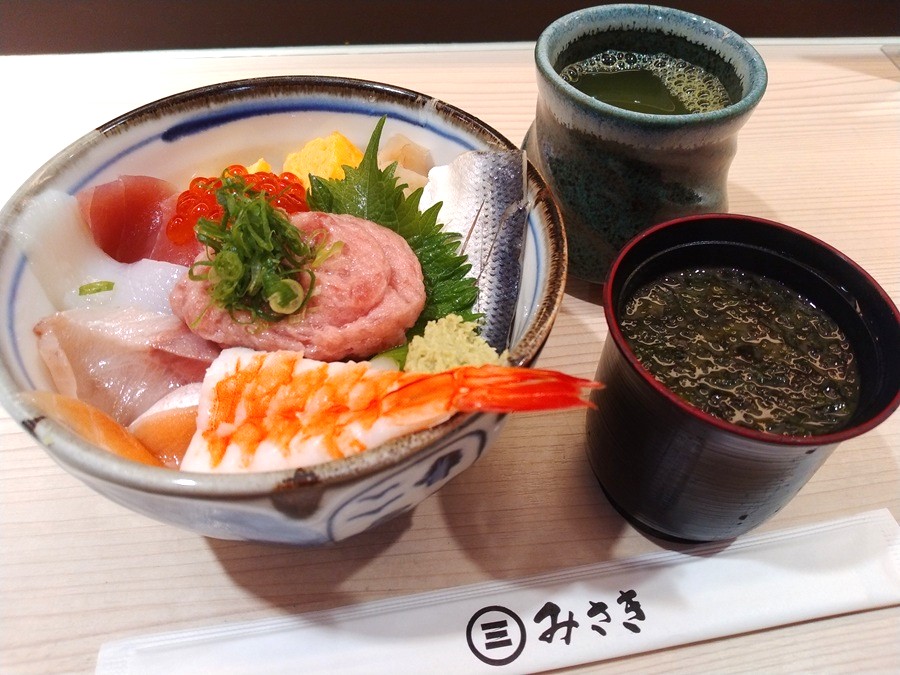 FOOD & LIFE COMPANIES（3563）【株主優待利用】すしみさきで「おまかせ海鮮丼」を注文！