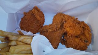 【優待ご飯】日本KFCホールディングス （9873）のケンタッキーで「レッドホットチキン」とツイッターで当たった「ベリーレモネード」を食べてきました♪