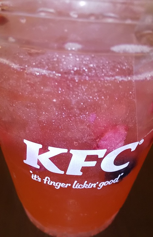 【優待ご飯】日本KFCホールディングス （9873）のケンタッキーで「レッドホットチキン」とツイッターで当たった「ベリーレモネード」を食べてきました♪