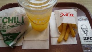 【優待ご飯】日本KFCホールディングス （9873）のケンタッキーで「ホットチリチーズサンド」とツイッターで当たった「シトラスミントレモネード」を食べてきました♪