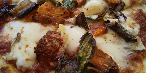 【優待ご飯】バルニバービ （3418）の「青いナポリ」で「スパイス香る豚バラ肉のトマト煮込みと揚げ茄子、トレビスのピッツァマイアーレ」を食べてきました♪
