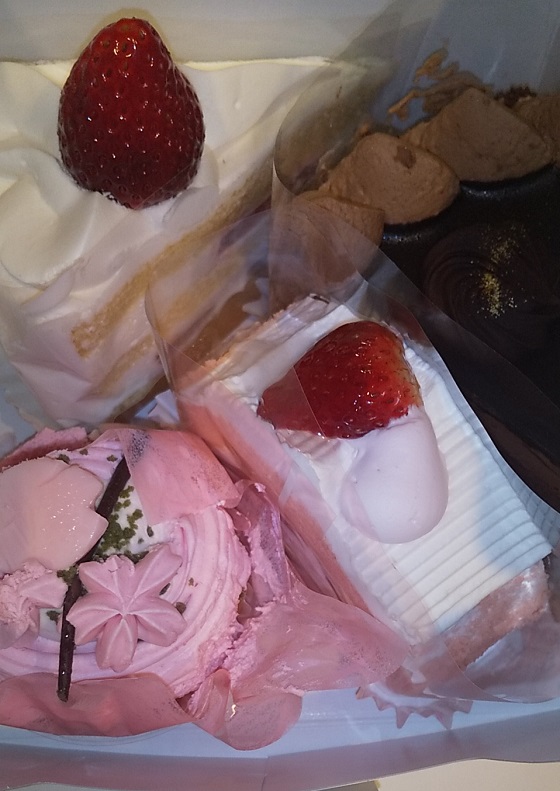 【優待利用】不二家 （2211）の「不二家洋菓子店」で「小田原産桜のモンブラン、小田原産桜のロールケーキなど」を買ってきました♪