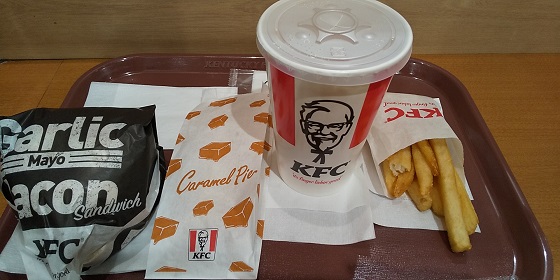 【優待ご飯】日本KFCホールディングス （9873）の「ケンタッキー」で「ガリマヨベーコンサンドセット、キャラメルパイ」を食べてきました♪