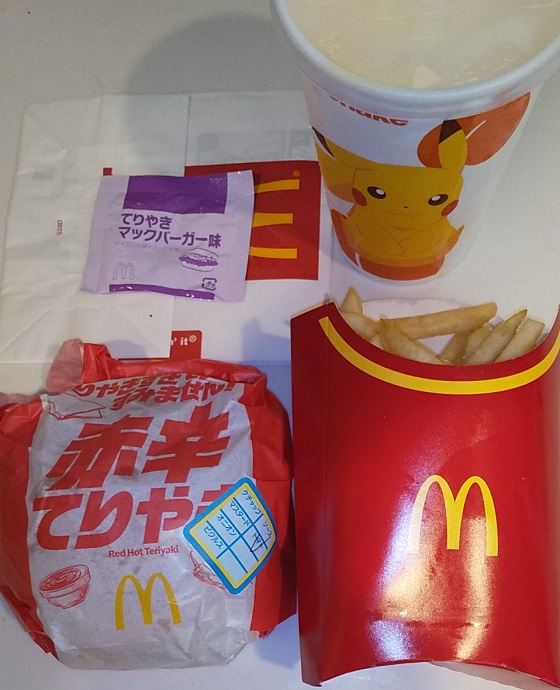 【優待ご飯】日本マクドナルドホールディングス （2702） の「マクドナルド」で「赤辛てりやき、マックシェイク黄桃味 M、ポテトL、シャカシャカポテト てりやきマックバーガー味(現金)」を持ち帰りしました♪