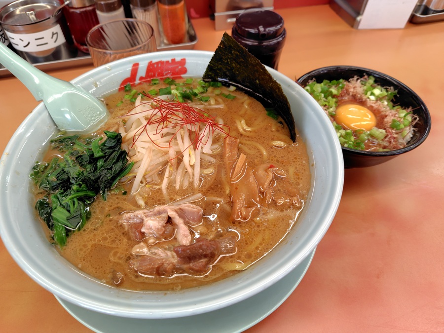 丸千代山岡家(3399)【株主優待利用】山岡家で「期間限定豚バラなんこつラーメン(大盛)、玉子かけご飯セット」クーポンでほうれん草!