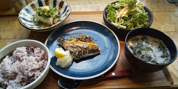 【優待ご飯】バルニバービ （3418）の「東京アスリート食堂」で「鯖の塩焼き、豆腐のステーキきのこソース、長芋のサラダの定食」を食べてきました♪
