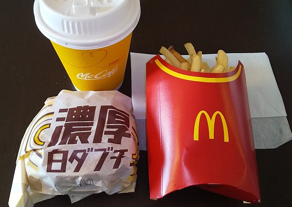 【優待ご飯】日本マクドナルドホールディングス （2702） の「マクドナルド」で「濃厚白ダブチ、ポテトL、キャラメルラテ」を持ち帰りしました♪