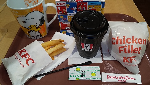 【優待ご飯】日本KFCホールディングス （9873） ケンタッキーで「スヌーピートールマグつきサンドセット(チキンフィレサンド、ポテト、ホットアッサムティー)」を購入しました♪