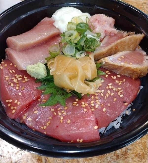 【優待利用】一家ホールディングス(7127) の「寿司トおでん にのや」で「海鮮バラちらし丼(並)、本マグロ丼」を持ち帰り！