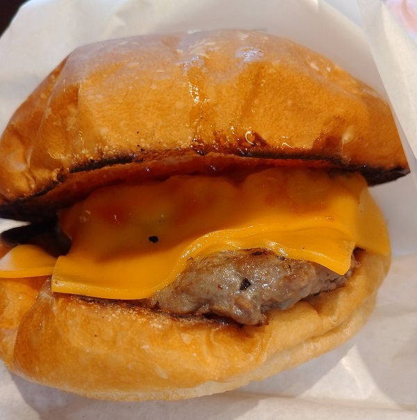 ユナイテッド＆コレクティブ （3557）【株主優待利用】「the 3rd Burger（ザ・サードバーガー）」で「ダブルチーズバーガー、ポテトS、苺スムージー」を食べてきました♪