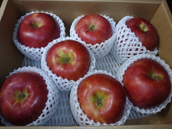 ヒューリック(3003)【株主優待】2021年12月権利の優待カタログで選んだ「山形県産 シナノスイート(りんご) 2kg」が到着！ジューシーでで甘さも強くほどよい酸味もあるバランスよい味わいのりんご！！