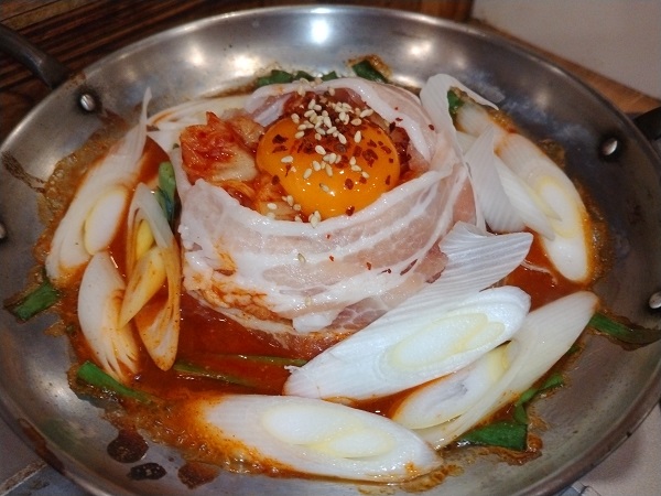 SFPホールディングス(3198)【株主優待利用】「磯丸水産」で「豚キムチ鍋、〆のうどん」を食べてきました！ピリ辛でカラダの芯から温まる美味しい鍋！