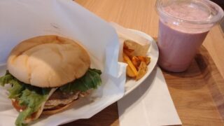 ユナイテッド＆コレクティブ (3557)【株主優待利用】「the 3rd Burger（ザ・サードバーガー)」で「チキンモッツァレラバジルバーガー、ポテト、苺スムージー」を食べてきました！