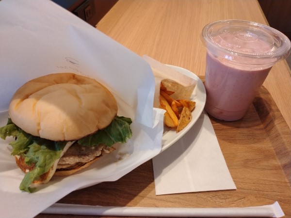 ユナイテッド＆コレクティブ (3557)【株主優待利用】「the 3rd Burger（ザ・サードバーガー)」で「チキンモッツァレラバジルバーガー、ポテト、苺スムージー」を食べてきました！