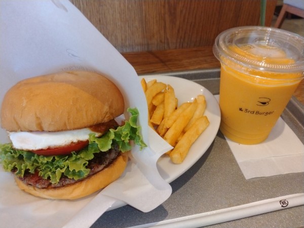 ユナイテッド＆コレクティブ (3557)【株主優待利用】the 3rd Burgerで「シンガポールラクサバーガー、ポテト、マンゴースムージー」を注文！
