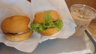 ユナイテッド＆コレクティブ (3557)【株主優待利用】the 3rd Burgerで「チーズバーガー、チョコサンド、アイスカフェオレ」を注文！
