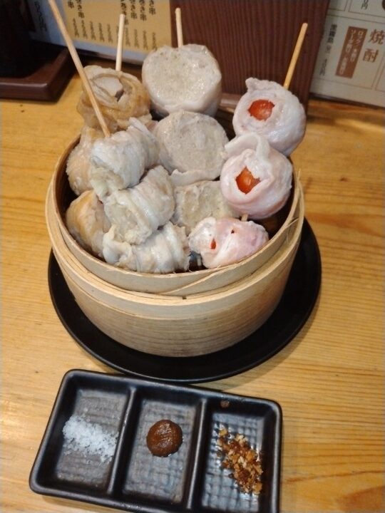 ジェイグループホールディングス(3063)【株主優待利用】「たまか食堂」で「三大名物 蒸しつくね おまかせ四種盛り合わせ、自家製蒸しチャーシューエッグ、手仕込み蒸し野菜巻き串」を注文！