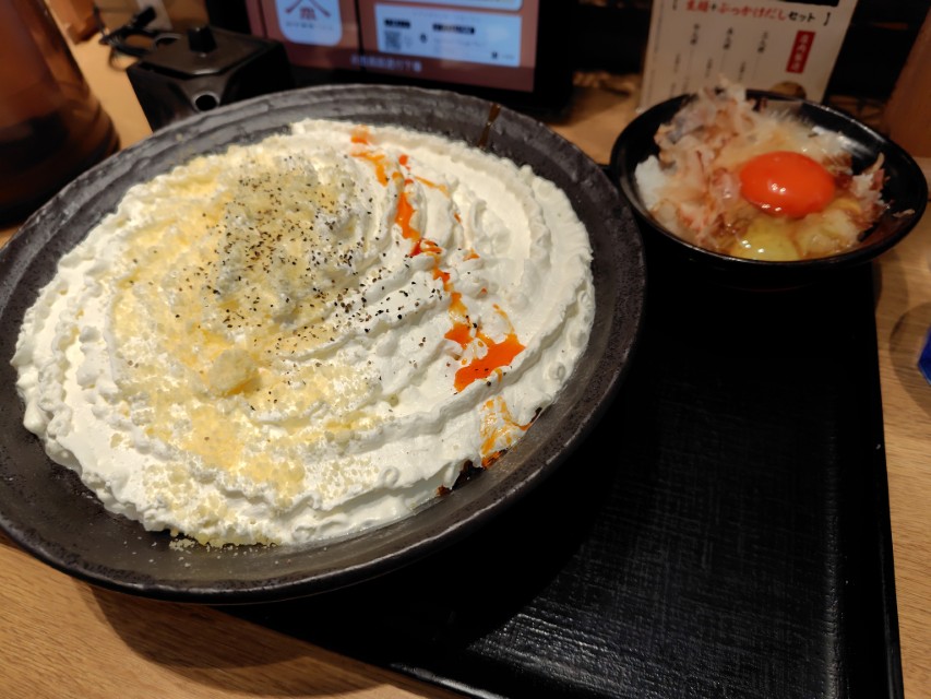 ガーデン(274A)【株主優待利用】山下本気うどんでランチDセット!白いクリームチーズカレーうどん、 まぐろ節のTKG丼を注文!