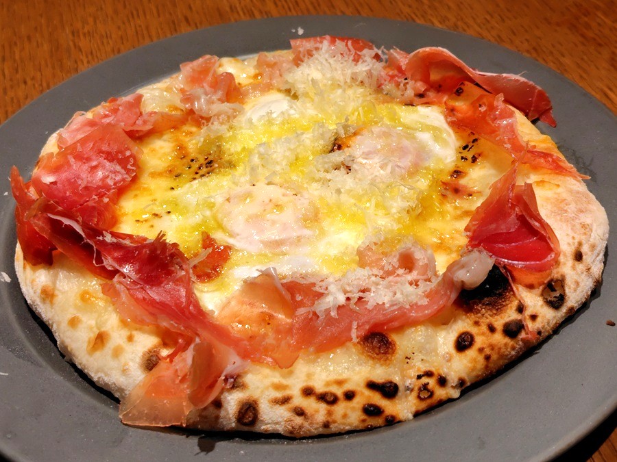 INGS(245A)【株主優待利用】大衆イタリアン ナポリマンで名物ナポリマンピザ、サラダセット(アイスコーヒー)を注文!