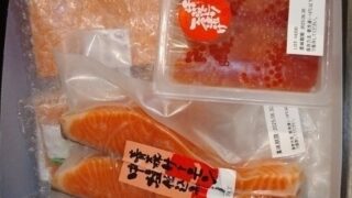 オカムラ食品工業(2938)【株主優待】青森サーモン、おさしみ、活き造り一夜漬けなど貰える！いつ届く？内容を解説！